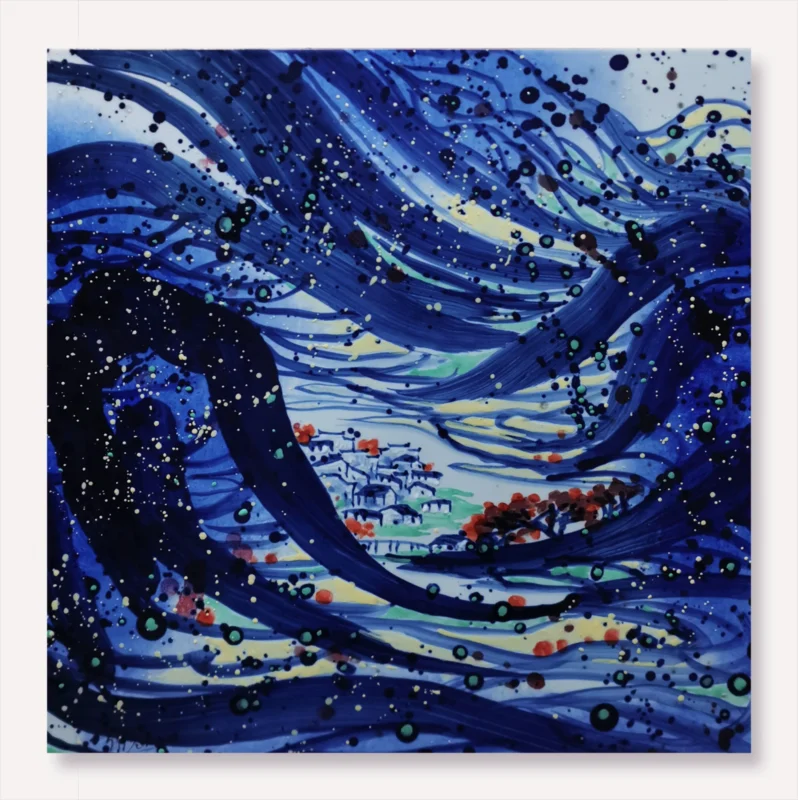 謝強《海南の詩情 No.6》陶芸絵画、山村と花と南国風のモチーフによる重層的色彩、没入感のある空間と詩的な物語性