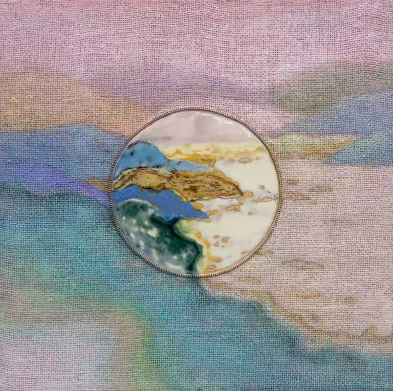 off-centered circular ceramic fragment in pastel-toned abstract landscape, asymmetrical composition 非対称構図の中に円形陶片、パステル調の抽象風景