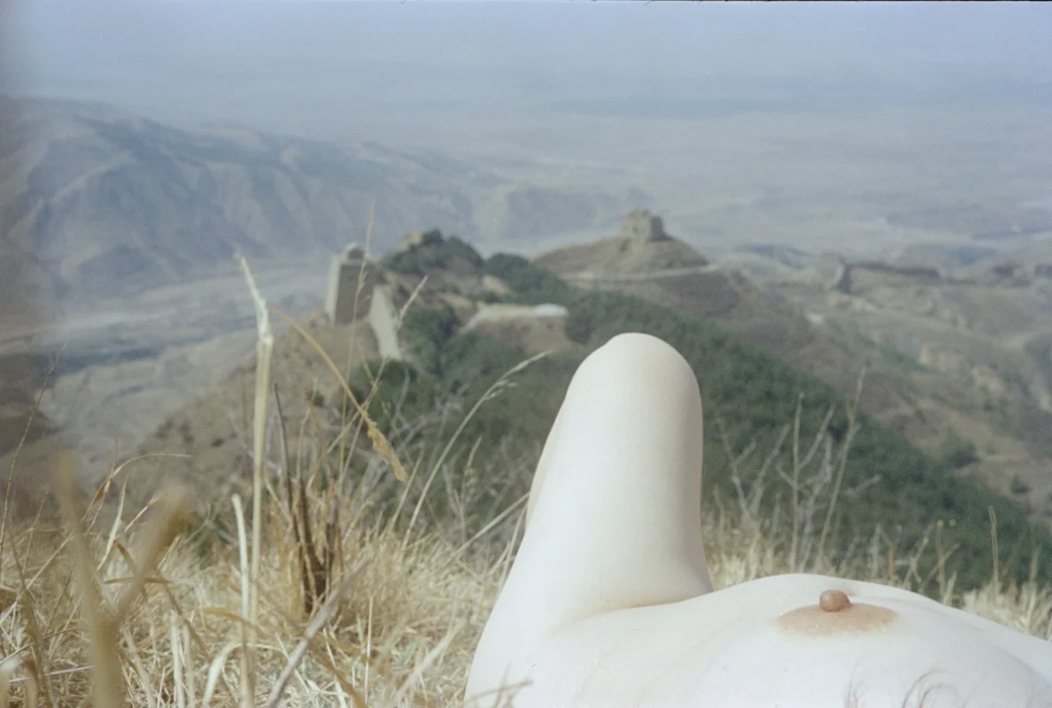 Surrealist landscape photography combining the Great Wall at Yanmen Pass with the human body. 雁門関の万里の長城と身体を組み合わせたシュールレアリスム的な風景写真。