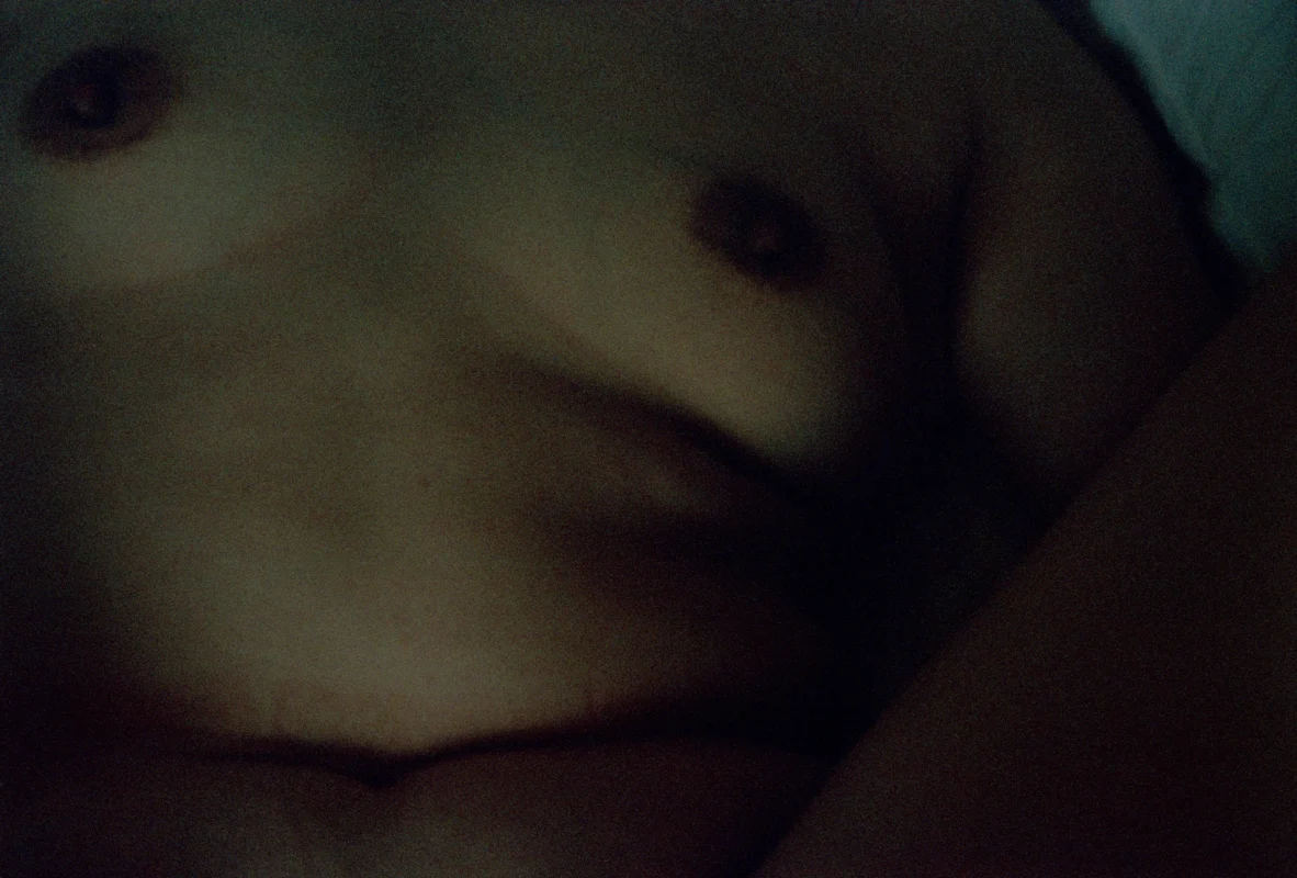 Abstract color photography exploring the human body and light by artist Zhao Rong. 趙栄による、身体と光をテーマにした抽象的なカラー写真作品。