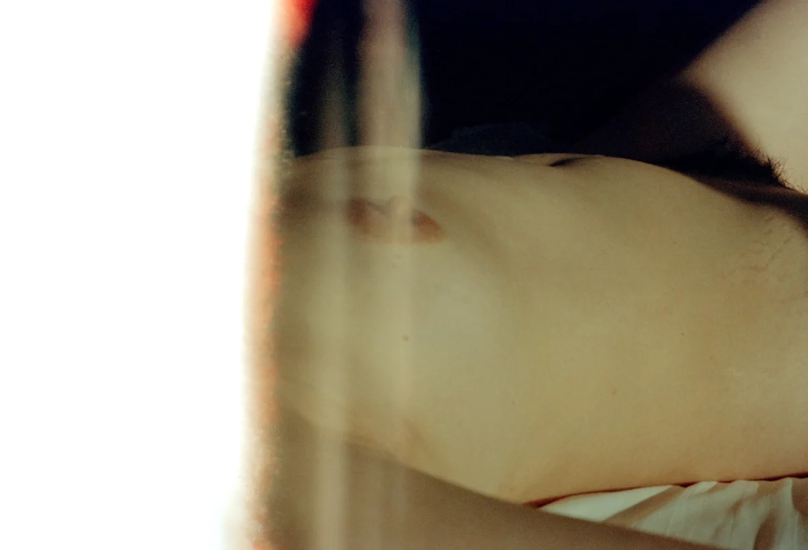 Abstract color photography exploring the human body and light by artist Zhao Rong. 趙栄による、身体と光をテーマにした抽象的なカラー写真作品。