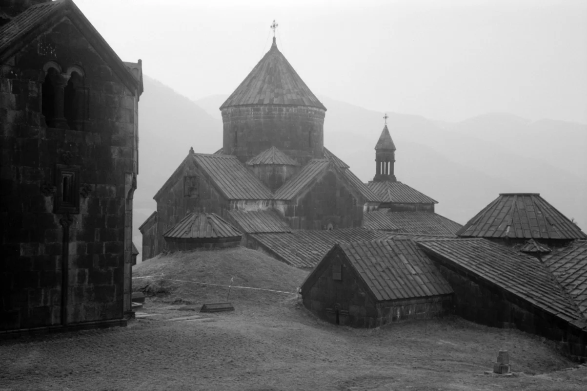 Black and white photography of ancient architecture and landscapes, capturing the essence of historical time by Zhao Rong. 趙栄による、古代建築や風景を捉えたモノクロ写真。歴史の痕跡と時間の本質を表現。