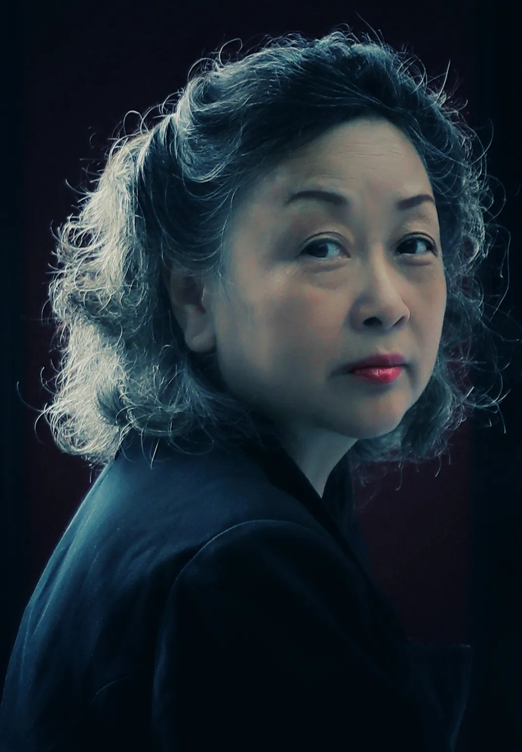 A contemporary artist who reimagines feminine elegance, independence, and freedom through decorative figurative paintings inspired by Republican-era women.
