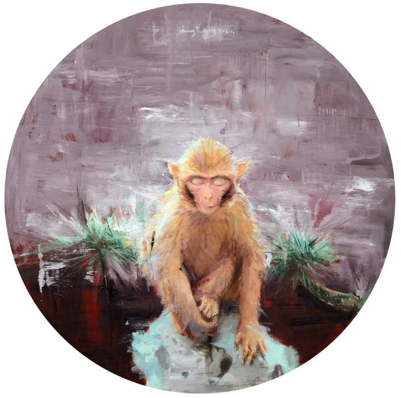 A circular oil painting depicting a golden monkey with closed eyes resting against a soft background of grey, violet, and muted pink tones. Expressive brushwork and layered textures dissolve the surrounding space into an atmospheric realm between reality, memory, and imagination.
