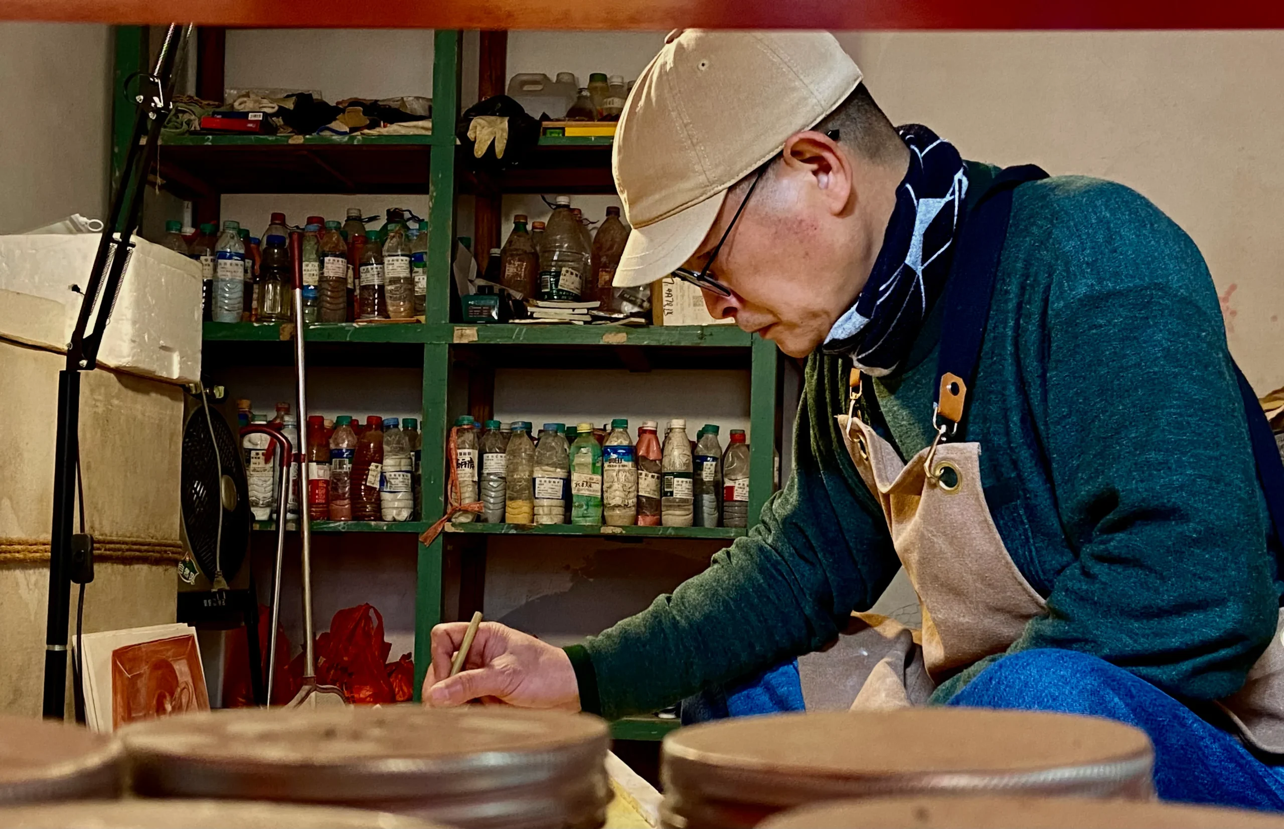 A ceramic painting artist who explores the relationship between reality, desire, and the spiritual realm through fire and glaze.